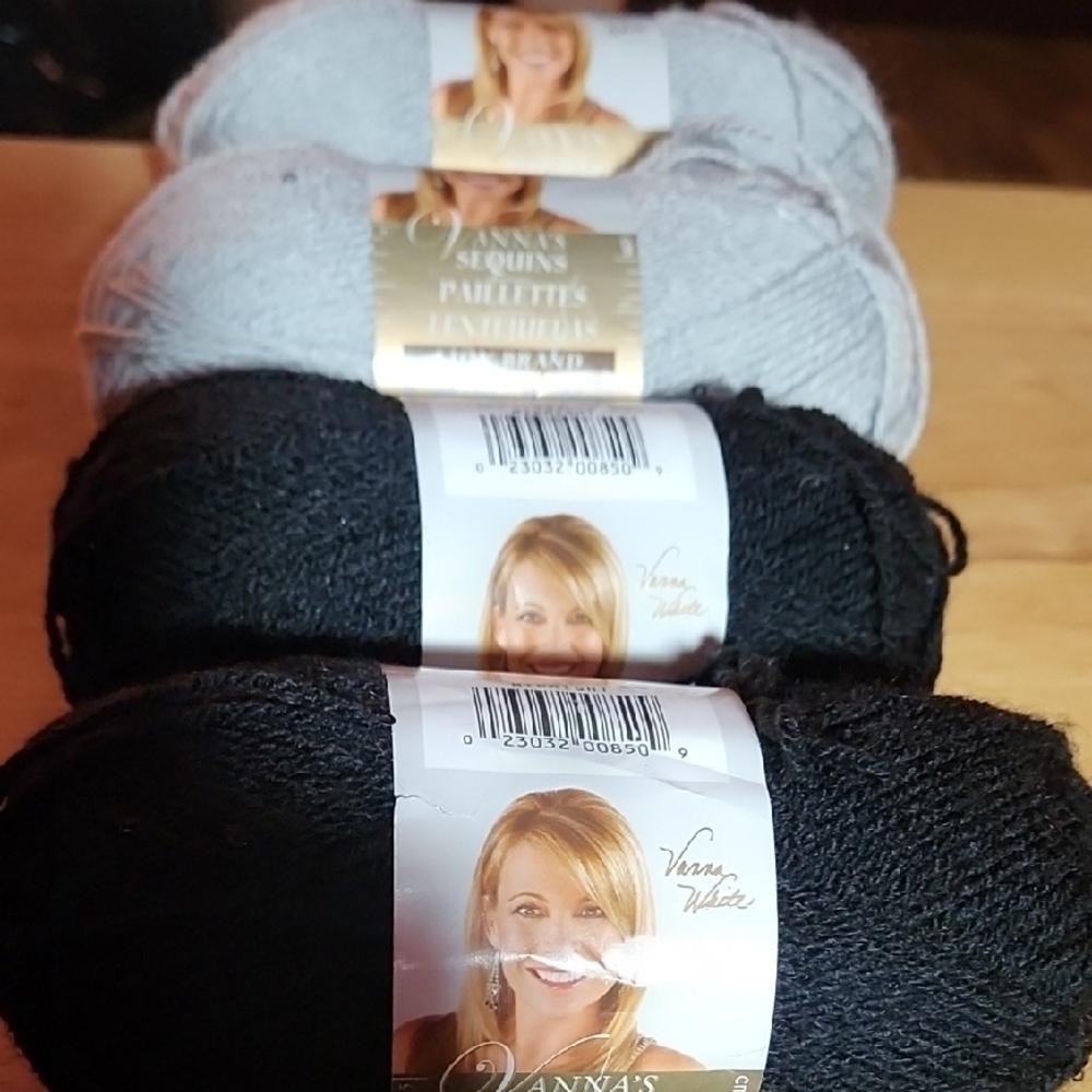 Black and Gray Yarn Set